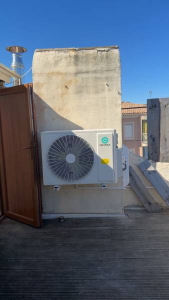 Installation d'un groupe extérieur en centre ville de Narbonne 