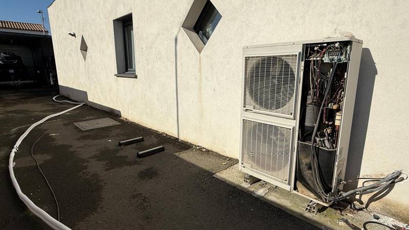 Déplacement d'une climatisation réversible air / air de marque  Hiyasu double ventilateur à Narbonne dans l'Aude (11)