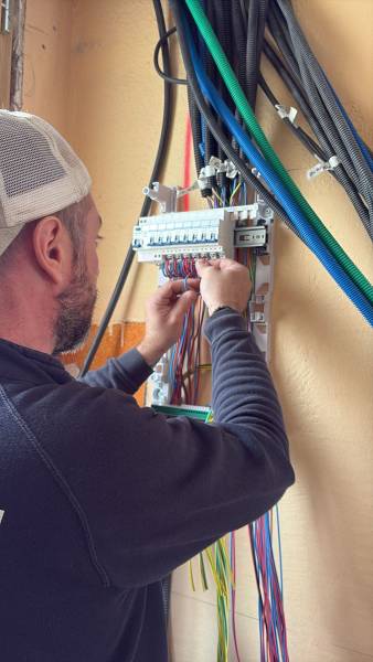 Rénovation électrique complète encastrée avec appareillage Schneider Odace dans un appartement à Narbonne (Aude)