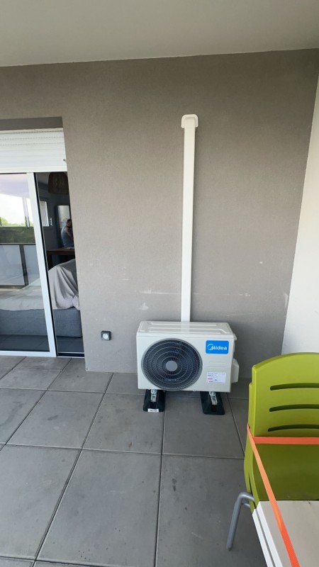  Installation d’une climatisation monosplit réversible Midea avec 2CE Froid & Chaud votre spécialiste climatisation à Narbonne 