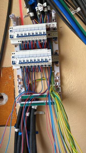 Rénovation électrique complète encastrée avec appareillage Schneider Odace dans un appartement à Narbonne (Aude)