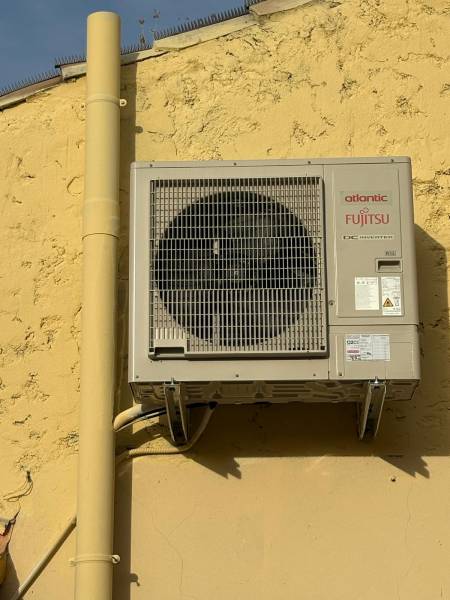 Installation décoratif climatisation esthétique innovante 2CE FROID CHAUD, habille unité extérieure pour une intégration parfaite à Lezignan-Corbières 