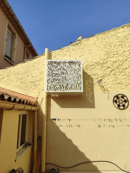 Installation décoratif climatisation esthétique innovante 2CE FROID CHAUD, habille unité extérieure pour une intégration parfaite à Lezignan-Corbières dans l'Aude 