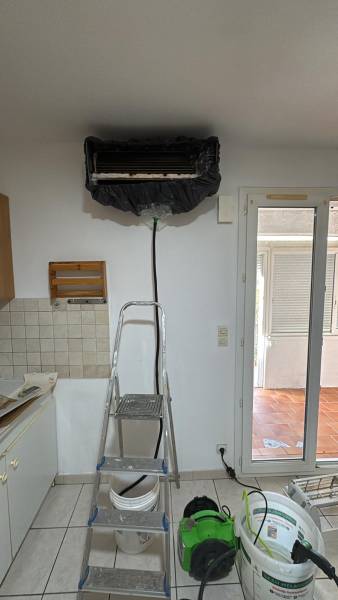 Entretien de 4 climatisations monosplit et d’une pompe à chaleur piscine dans une villa à Vendres (Hérault)