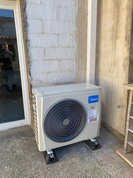 Installation pompe à chaleur air/air multi split Midea gamme Breezeless avec quatre unités intérieures à Narbonne dans l'Aude (11)