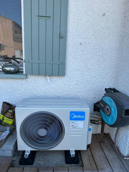 Installation Pompe à Chaleur Air-Air MIDEA Breezless, une Solution de Confort Thermique pour Résidence à Narbonne-Plage dans l'Aude