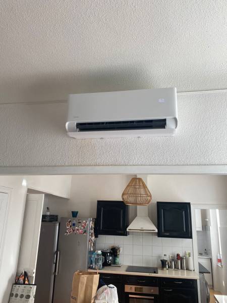 Installation de pompes à chaleur air-air MIDEA Breezeless monosplit et multisplit haute performance pour appartement à Narbonne dans l'Aude (11)