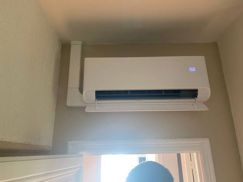 Installation de pompes à chaleur air-air MIDEA Breezeless monosplit et multisplit haute performance pour appartement à Narbonne dans l'Aude 