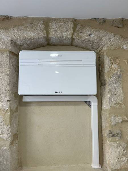 Installation d’un monobloc UNICO PRO Olimpia Splendid chez un professionnel situé en centre-ville de Coursan (Aude – 11).