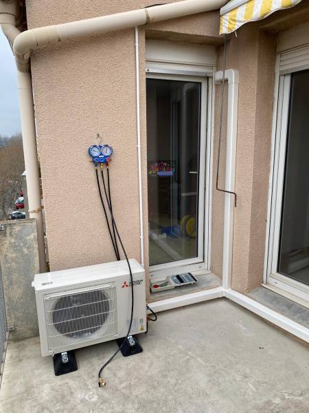 Installation de climatisation Mitsubishi Bi-split par 2CE Froid Chaud à Narbonne-Plage pour chauffer et refroidir efficacement deux pièces.