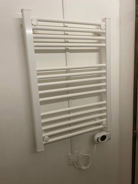 Installation d'un sèche-serviette à Portel des Corbières près de Narbonne par 2CE Froid Chaud pour chauffer votre pièce et assécher vos linges.