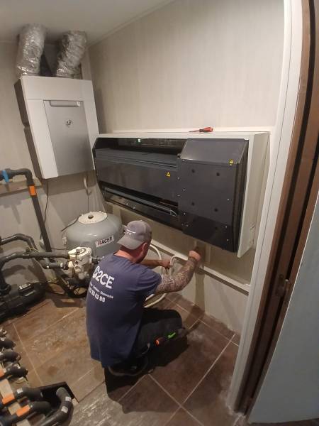 Installation d'un déshumidificateur encastré GECO par 2CE Froid Chaud à Narbonne pour protéger durablement votre piscine intérieure contre l'humidité.