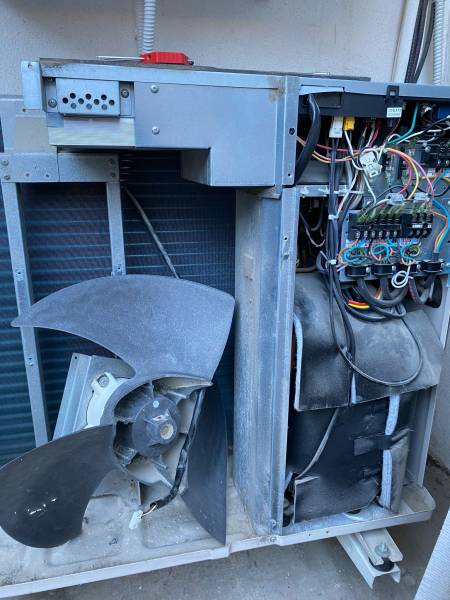 Dépannage frigoriste avec remplacement carte PCB inverter et moteurs ventilateurs après surtension à Béziers dans l'Hérault (34)