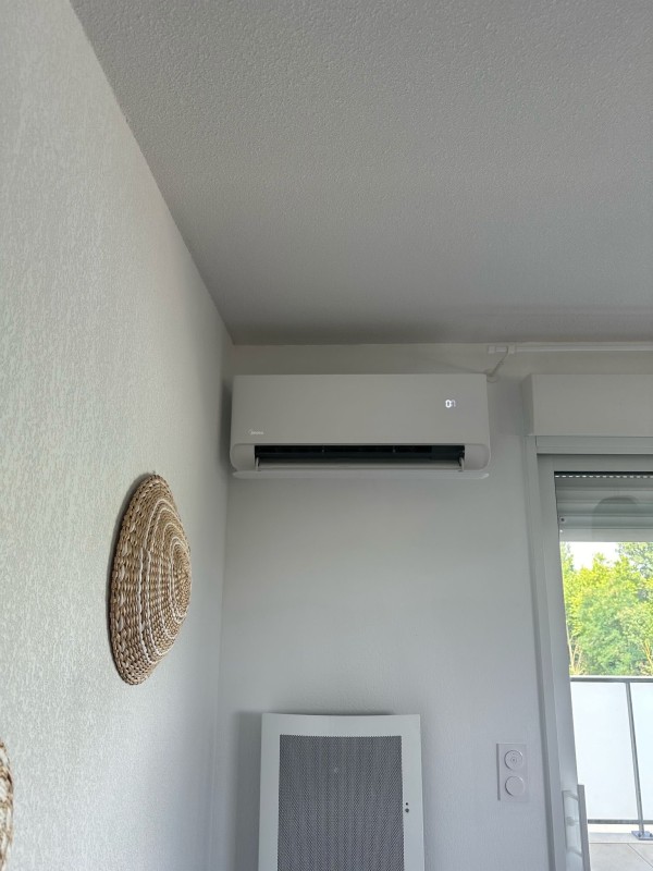  Installation d’une climatisation monosplit réversible Midea avec 2CE Froid & Chaud votre spécialiste climatisation à Narbonne dans l'Aude (11)