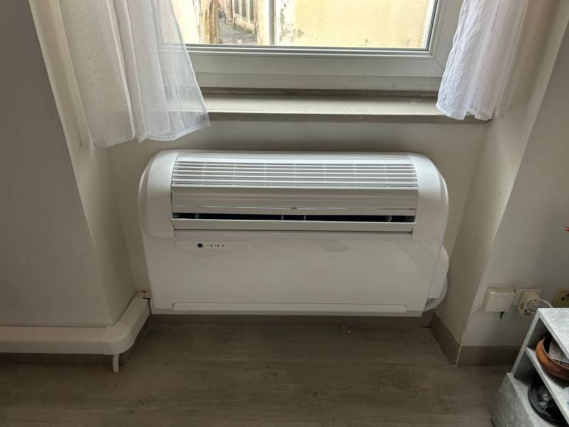 Installation de Pompe à Chaleur Air/Air Monobloc : Le Choix de l'Esthétique avec Olimpia Splendid en centre ville de Narbonne 