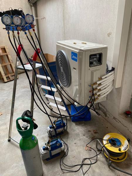 Pourquoi le tirage au vide est l'étape cruciale de votre installation de clim ? L'expertise 2CE Froid Chaud dans l'Aude à Gruissan 